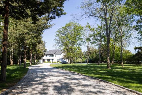 Tanners Villa by Rove Travel - Pool & Sauna Escape in Vesthemptonas pludmale (NY)