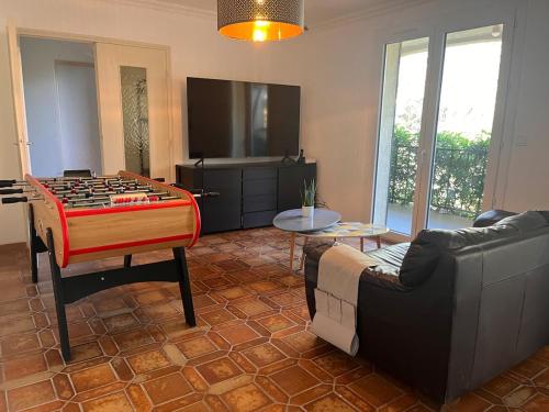 Villa with Forest, Pool, Air Conditioning and Large Garden in Saint-Georges-d'Orques