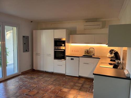 Villa with Forest, Pool, Air Conditioning and Large Garden in Saint-Georges-d'Orques