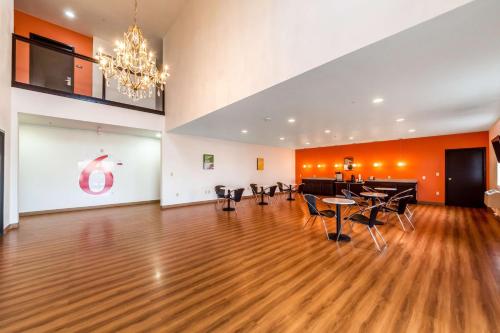 Közös társalgó / TV, Motel 6 Jourdanton, TX in Jourdanton (TX)