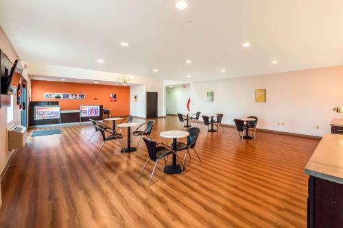 Közös társalgó / TV, Motel 6 Jourdanton, TX in Jourdanton (TX)