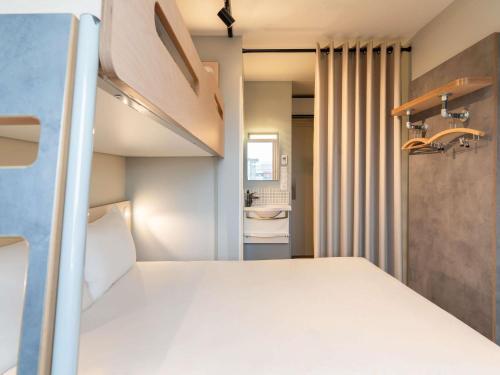 1 double bed, 1 bunk bed