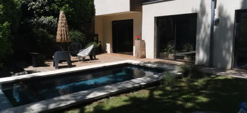 Maison contemporaine avec piscine dans la verdure