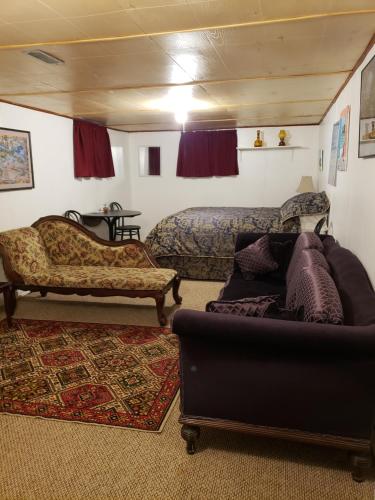 Quiet, smokefree room, private bathroom & entrance