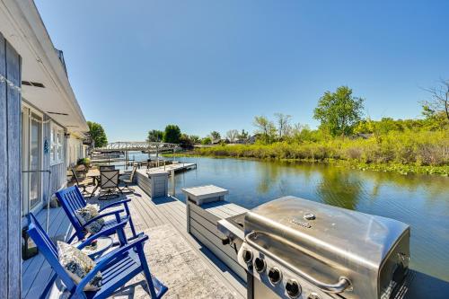 Angler's Paradise: Lake Wawasee Waterfront Home in Syracuse (IN)