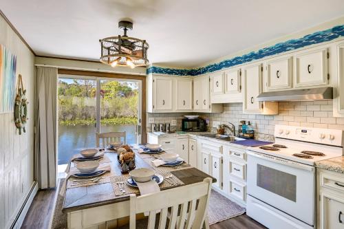 Angler's Paradise: Lake Wawasee Waterfront Home in Syracuse (IN)