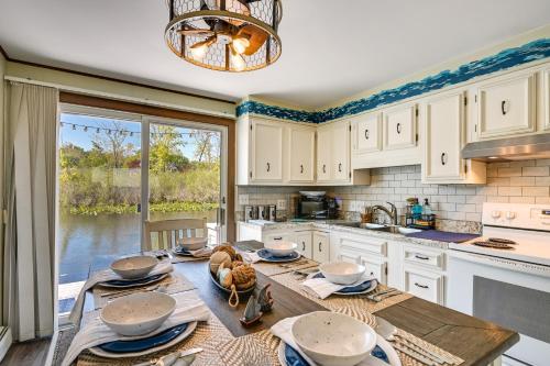 Angler's Paradise: Lake Wawasee Waterfront Home in Syracuse (IN)