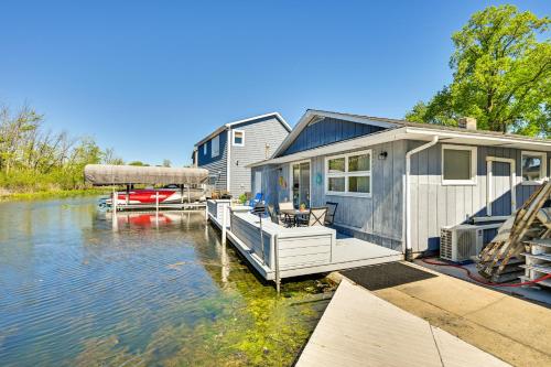 Angler's Paradise: Lake Wawasee Waterfront Home in Syracuse (IN)