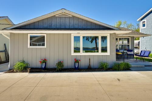 Angler's Paradise: Lake Wawasee Waterfront Home in Syracuse (IN)