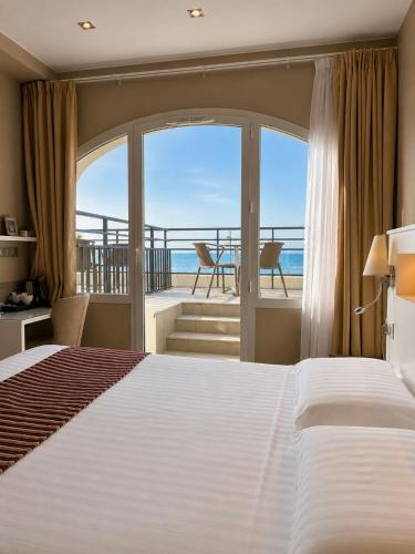 Exterior view, Hotel Valencia in Hendaye