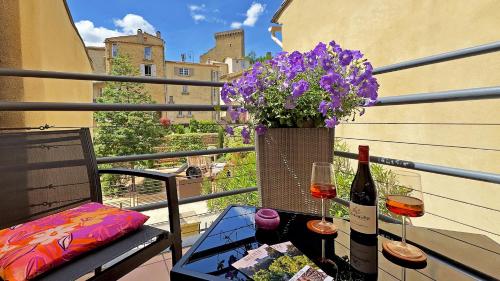 L'AMARILYS chambre d'hôte au coeur du village, terrasse avec vue sur le château