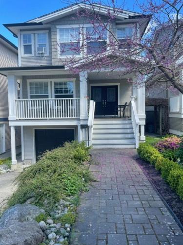 One Bedroom Suite B&B with Parking in White Rock (BC)