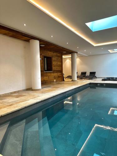 Chalet Alpin avec piscine, jacuzzi et salle de jeux
