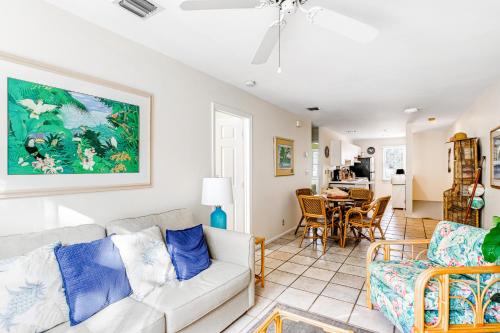 KW319FLR Happy Hour Haven - image 4