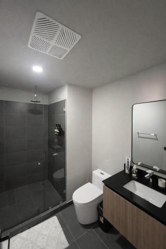 Central and peaceful stay near parks and dining - image 3