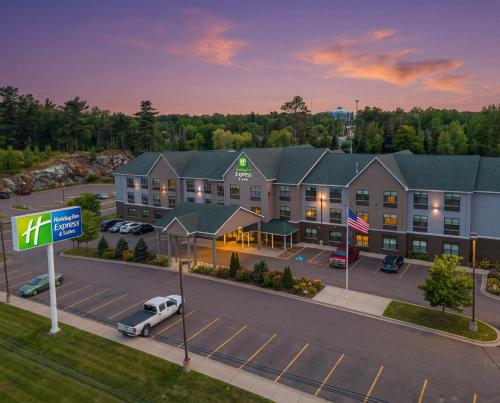 Holiday Inn Express & Suites Marquette by IHG
