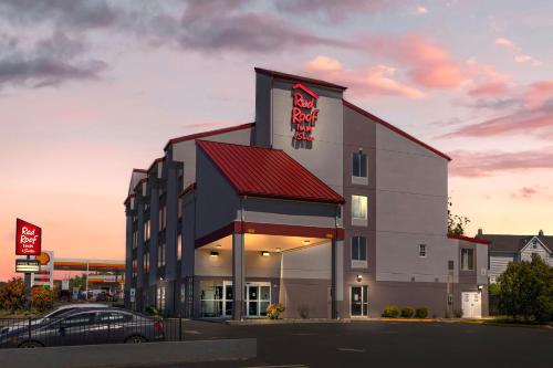 Red Roof Inn & Suites Philadelphia - Bellmawr in Bellmawr, USA