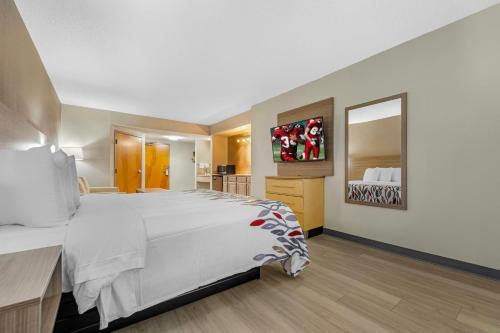 Red Roof Inn & Suites Philadelphia - Bellmawr in Bellmawr, USA