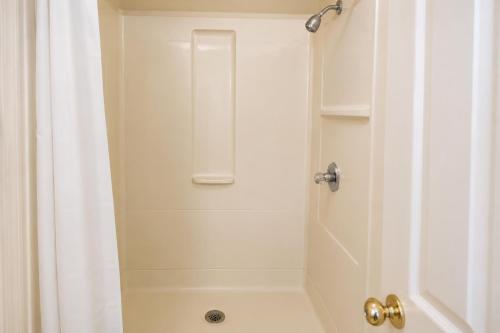 Budget Lodge by OYO Portland West - image 5
