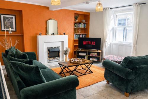 Bourne Cottage, Stylish 3 Bed Retreat for Families & Groups, Sleeps 7, Pets Welcome - Hope