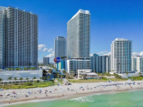 Zen 2-Bedroom Ocean View at Lyfe Resort in Hollywood, USA