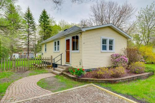 Blocks to Beach & Eats! Elk Rapids 'Cozy Cottage' in Elkrapidsa (MI)