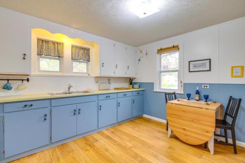 Blocks to Beach & Eats! Elk Rapids 'Cozy Cottage' in Elkrapidsa (MI)