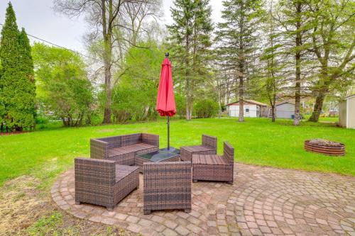 Blocks to Beach & Eats! Elk Rapids 'Cozy Cottage' in Elkrapidsa (MI)