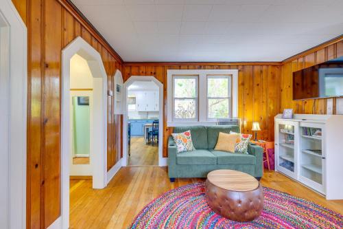Blocks to Beach & Eats! Elk Rapids 'Cozy Cottage' in Elkrapidsa (MI)