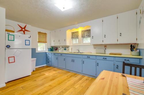 Blocks to Beach & Eats! Elk Rapids 'Cozy Cottage' in Elkrapidsa (MI)