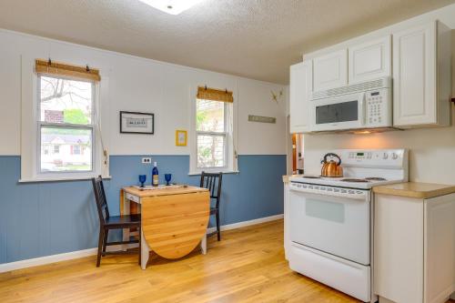 Blocks to Beach & Eats! Elk Rapids 'Cozy Cottage' in Elkrapidsa (MI)