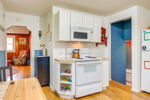 Blocks to Beach & Eats! Elk Rapids 'Cozy Cottage' in Elkrapidsa (MI)