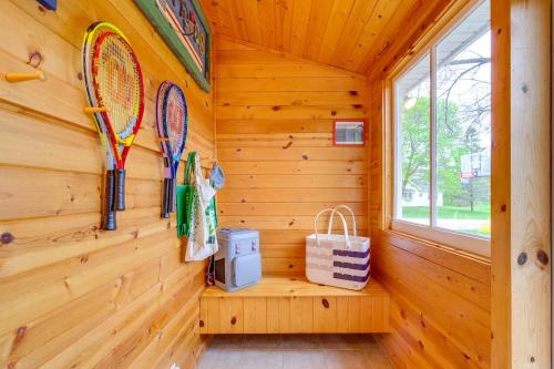 Blocks to Beach & Eats! Elk Rapids 'Cozy Cottage' in Elkrapidsa (MI)