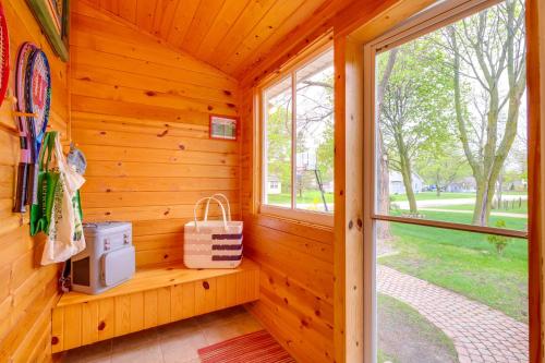 Blocks to Beach & Eats! Elk Rapids 'Cozy Cottage' in Elkrapidsa (MI)