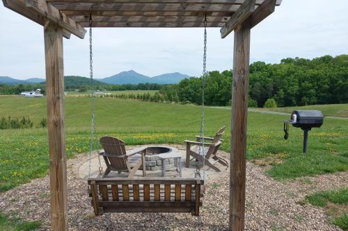 Bedford Cabin w/ Porch, 5 Mi to Historic District! in Bedford (VA)