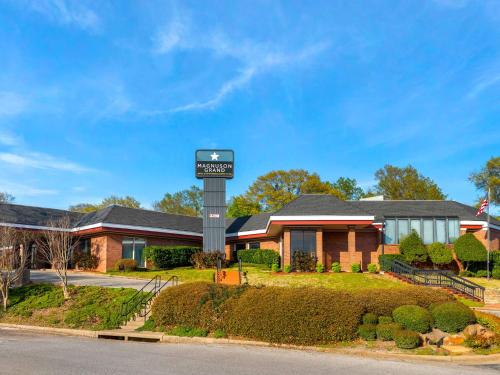 A szálláshely kívülről, Magnuson Grand Hotel & Conference Center Tyler in Tyler (Texas)