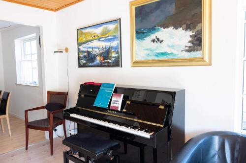 Large Seaside Piano Villa with Ocean Views in Skálavík