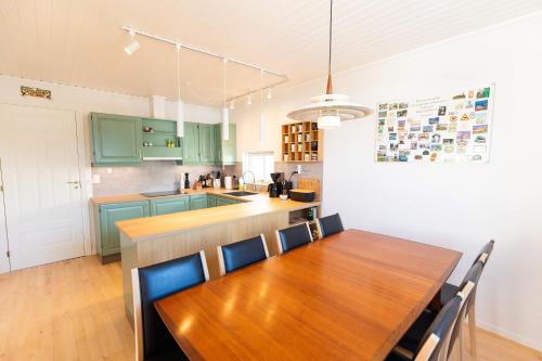 Large Seaside Piano Villa with Ocean Views in Skálavík