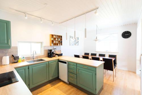 Large Seaside Piano Villa with Ocean Views in Skálavík