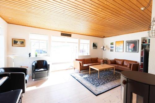 Large Seaside Piano Villa with Ocean Views in Skálavík