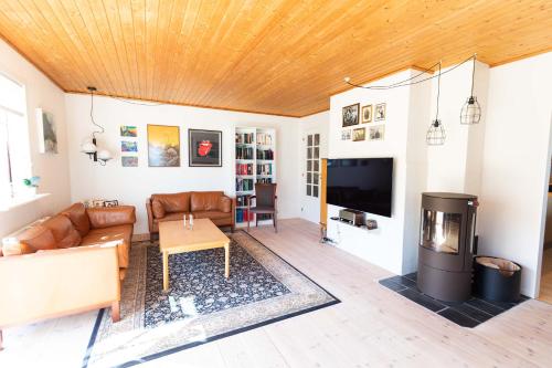 Large Seaside Piano Villa with Ocean Views in Skálavík