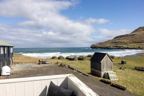 Large Seaside Piano Villa with Ocean Views in Skálavík