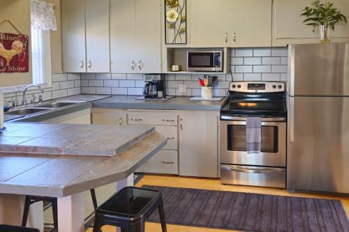 'Bella Rose' Lovely Eureka Home Near Redwoods! in King Salmon (CA)