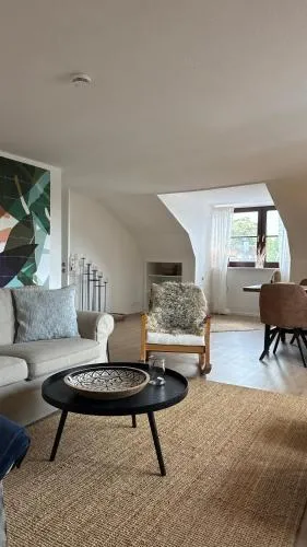 100 qm Ferienwohnung Solgård mit Balkon über den Dächern Tönnings, nahe St Peter Ording und der Nordsee in Tönning, Deutschland
