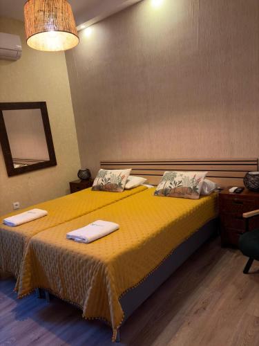 2 twin beds