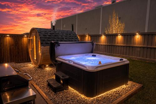 Urban Utopia - Hot Tub - Barrel Sauna - BBQ - Firetable - AC – khách sạn tại Tây Nam Edmonton