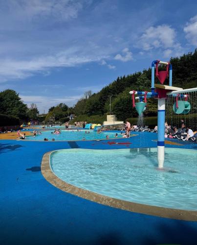 Water park, Newquay - Deluxe 3 bed Lodge Willows Way 47, Newquay Parkdean, Holiday Park in Trebarber