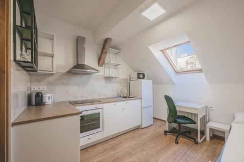 Flat Near Prague Castle Stylish & Prime Location 6, Praga
