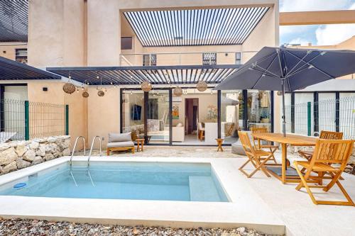 2-story Apt with Private Pool, Balcony, Patio, Outdoor Dining Area, Gym, W/D, AC