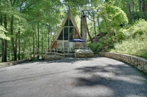 Snuggle Inn in the Heart of Chalet Village! in Gatlinburg, USA